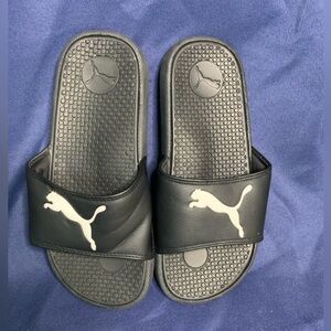 Kids Puma Slides, size 3, in great condition great condition.